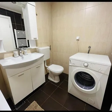 And Bright 2 Bedroom, 3 Balconies 公寓