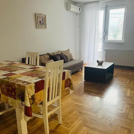 Lägenhet And Bright 2 Bedroom, 3 Balconies