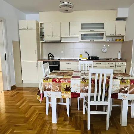 Lägenhet And Bright 2 Bedroom, 3 Balconies Novi Sad