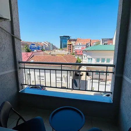 And Bright 2 Bedroom, 3 Balconies Lägenhet